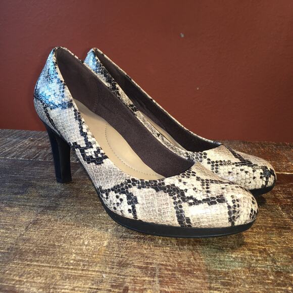Clarks Adriel Viola Pump Womens 8.5 Heel Shoe Taupe Snake Print Heritage Classic - Picture 3 of 9